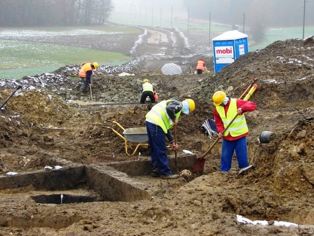 Archäologische Grabungsarbeiten fanden wie die Bauarbeiten auch bei widrigen Witterungsbedingungen statt. Archäologische Grabungsarbeiten fanden wie die Bauarbeiten auch bei widrigen Witterungsbedingungen statt.